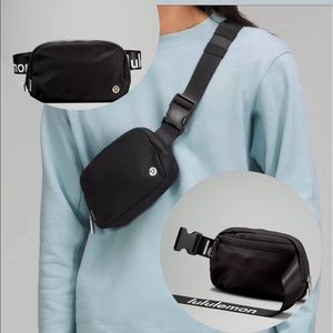 NWT LAST ONE Lululemon Everywhere Belt Bag Black w/logo